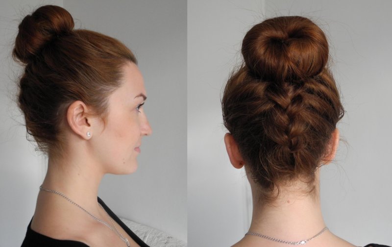 Fille avec un chignon et une faux par derrière