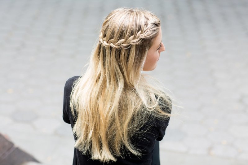 Fille avec une cascade de faux