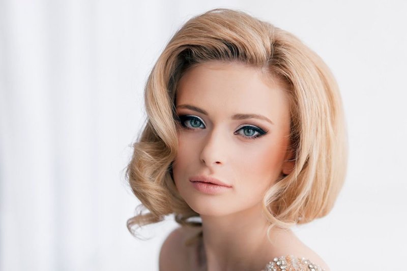 Fille avec une coiffure du soir