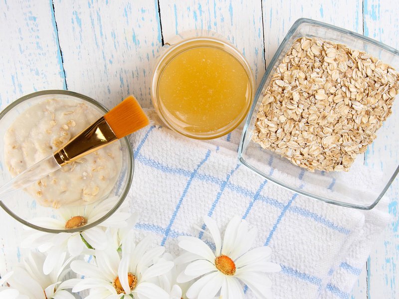 Mask with honey and oatmeal