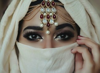 Oriental makeup