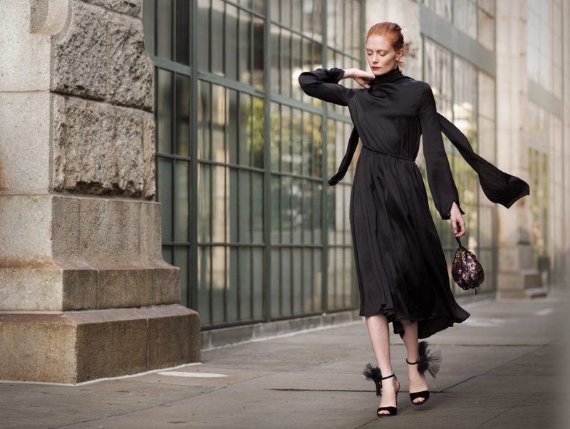 Black dress with emphasis on the waist