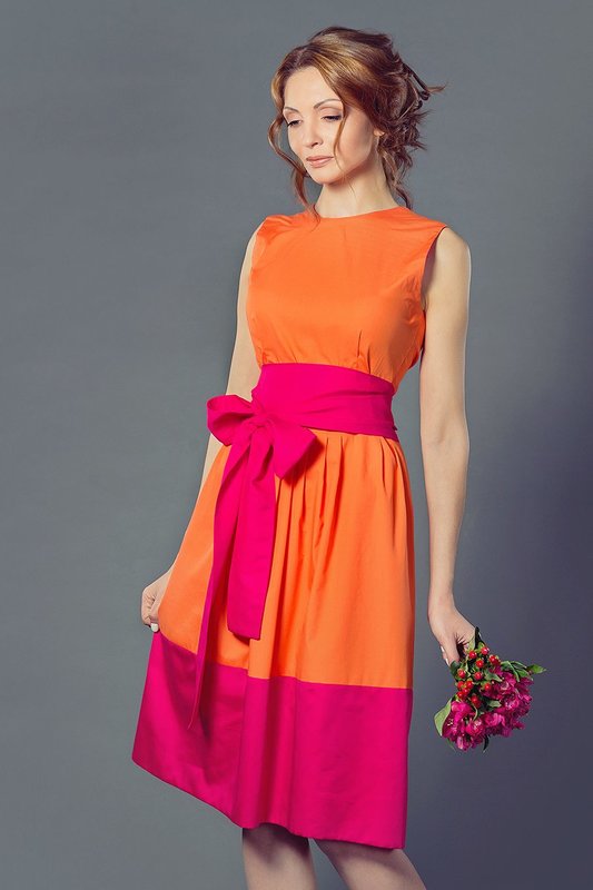 Dress with a wide bright belt