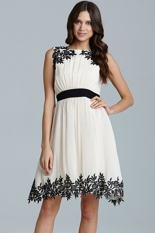 Dress with lace on the shoulders and hem