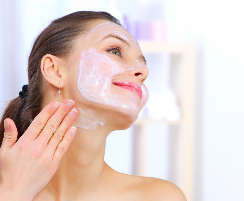 Appliquer un masque de fraise sur le visage et le cou