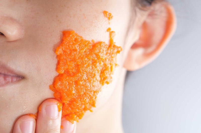 Applying carrot pulp to the skin