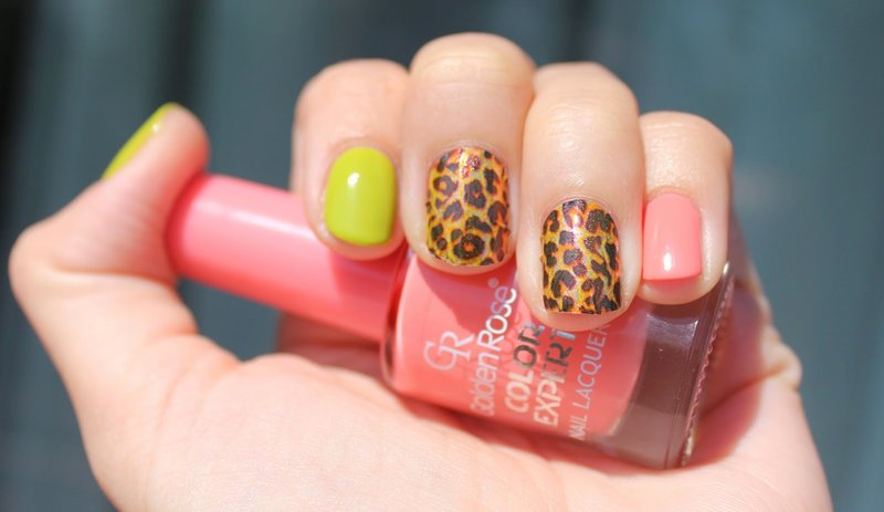 Leopard sticker manicure.