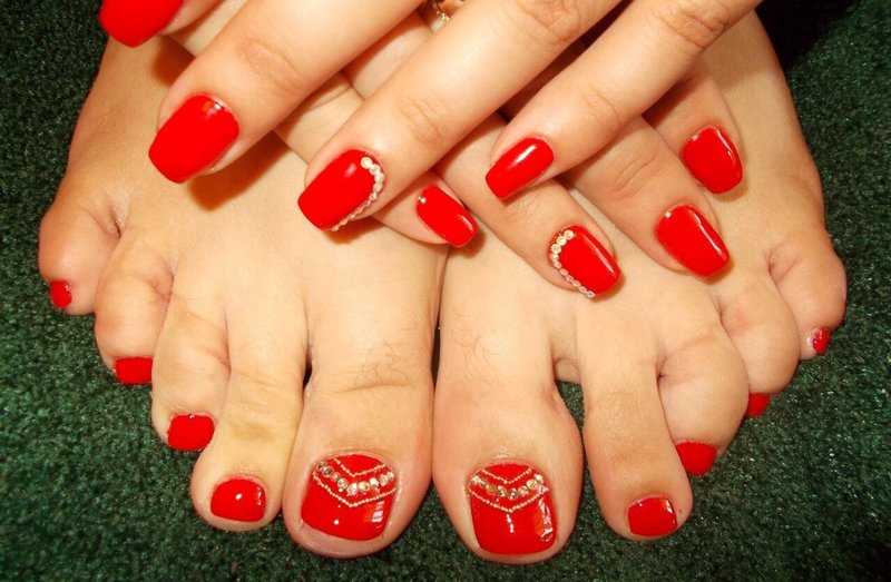 Red nail design