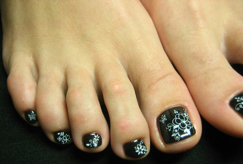 Black gel polish with a pattern