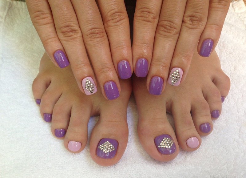 Pedicure in lilac colors.