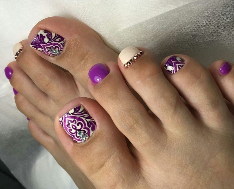 Lilac-white pedicure