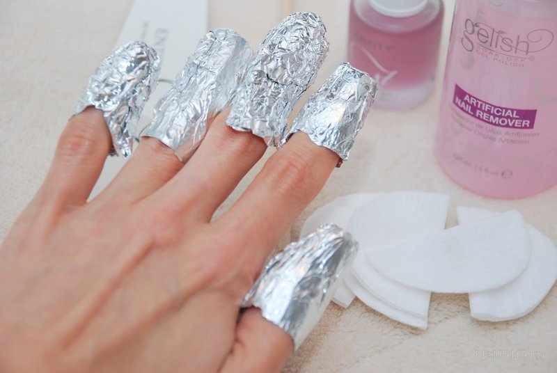 Removing gel polish with acetone and foil