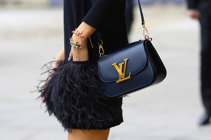 Fashionable bag for a sheath dress