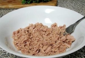 Salad with canned tuna and vegetables