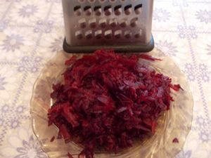 Winter salad of seaweed and beetroot