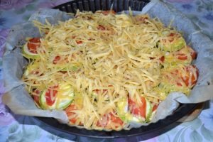 Zucchini with tomatoes and cheese