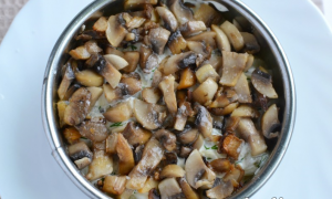 Salad with celery, wild mushrooms and tomatoes