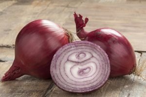 Salade de courgettes crues et oignons rouges