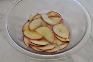 Roses from apples in puff pastry