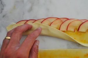 Roses from apples in puff pastry