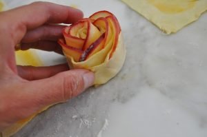 Roses from apples in puff pastry