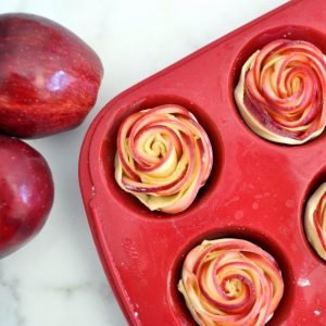 Roses from apples in puff pastry