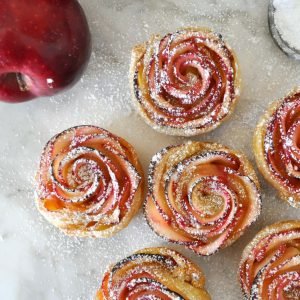 Roses from apples in puff pastry