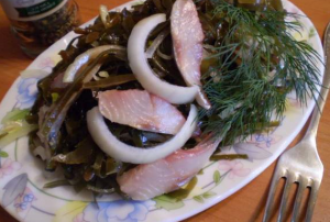 Salad of seaweed, pickled herring and onions