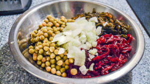 Winter salad of seaweed and beetroot