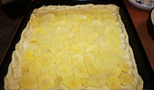 Pie with potatoes and chicken: a recipe for cooking