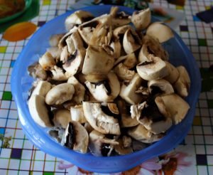 Salad with Beans, Mushrooms and Rusks