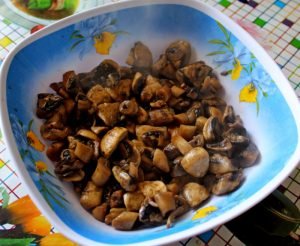 Salad with Beans, Mushrooms and Rusks