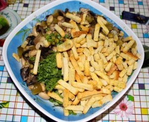 Salad with Beans, Mushrooms and Rusks