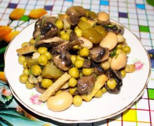 Salad with Beans, Mushrooms and Rusks