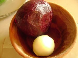 Beetroot salad with garlic and pickled onions