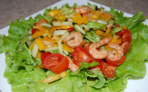 Light shrimp salad: recipe