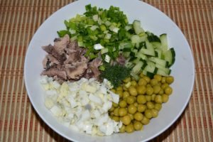 Canned Tuna Salad with Fresh Cucumber and Egg