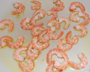 Light shrimp salad: recipe