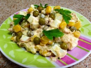 Salad with canned tuna and corn