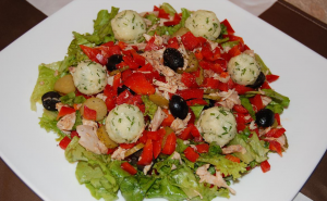 Salad with chicken and cheese balls