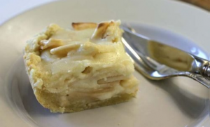 Sour cream filling apple pie