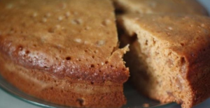 A quick cake with jam in a slow cooker