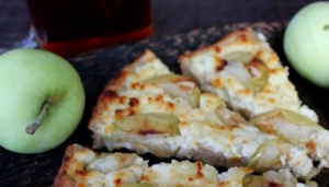 Oatmeal pie with cottage cheese and apples