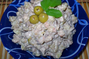 Salade de haricots et de foie en conserve