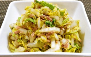 Peking cabbage salad with tuna