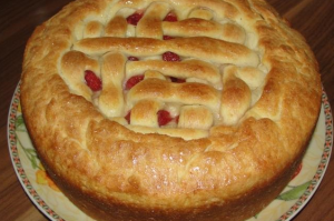 Pie with strawberries and cottage cheese