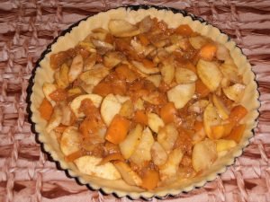 Pumpkin pie with apples