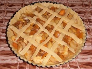 Pumpkin pie with apples