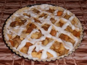 Pumpkin pie with apples