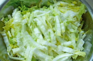 Peking cabbage salad with tuna